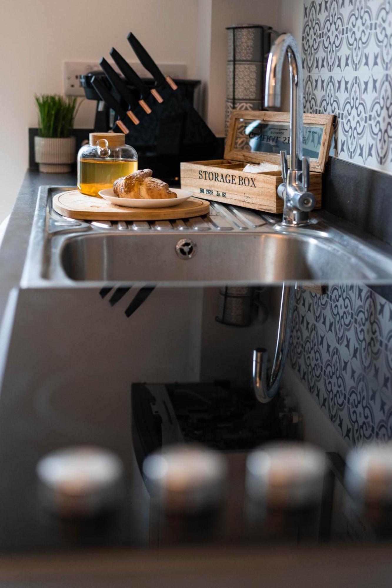 Apartmán 1 Bed House , Free Wifi,Free Parking,Leasure,Business Swansea Exteriér fotografie